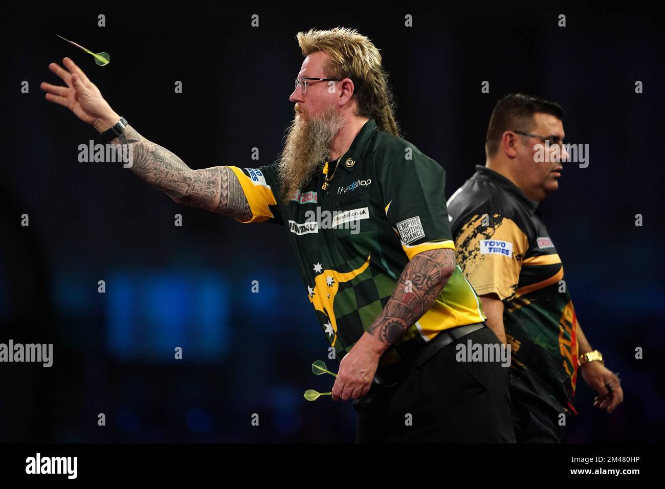 Simon Whitlock d'Australie en action contre le José de Sousa d'Espagne pendant le cinquième jour du Championnat du monde des fléchettes de Cazoo à Alexandra Palace, Londres. Date de la photo: Lundi 19 décembre 2022. Banque D'Images