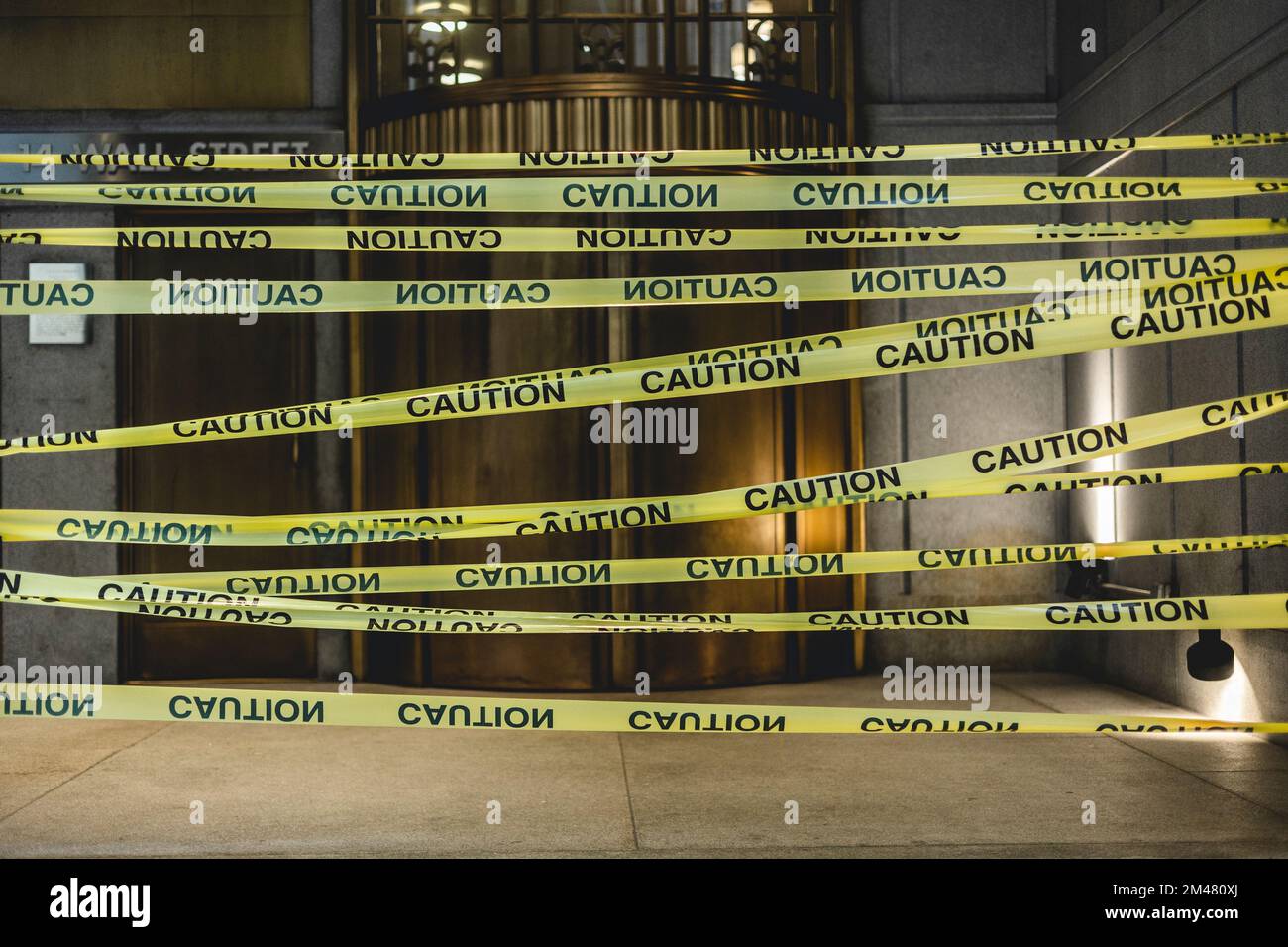 New York Manhattan, 02,10 - 10.10.22 : attention. Der Eingang eines Gebäudes ist gesichert. Foto: Pressefoto Mika Volkmann Banque D'Images