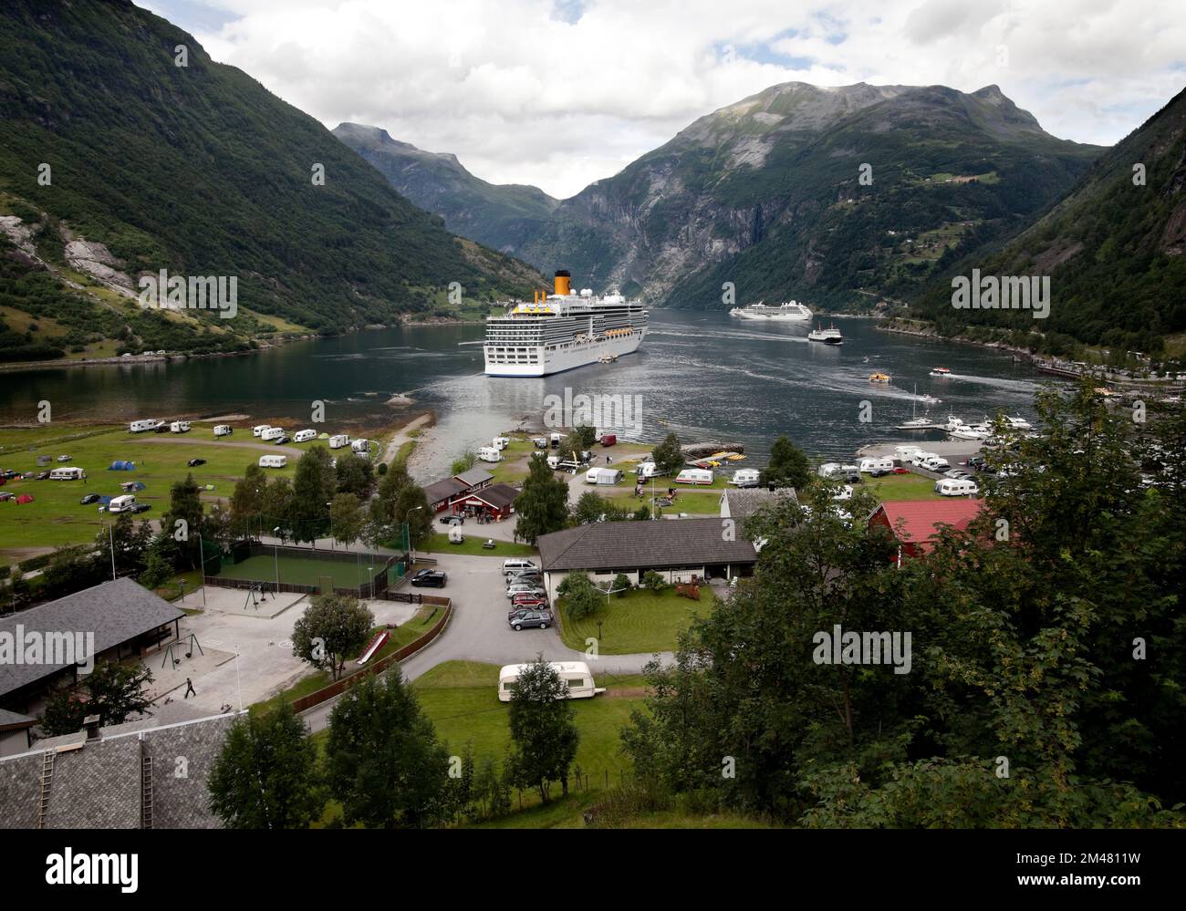 Geiranger- Norvège- Circa août 2010. Grand bateau de croisière de Costa Cruise Company ancré dans le fjord Geiranger. Vue panoramique sur l'activité touristique o Banque D'Images