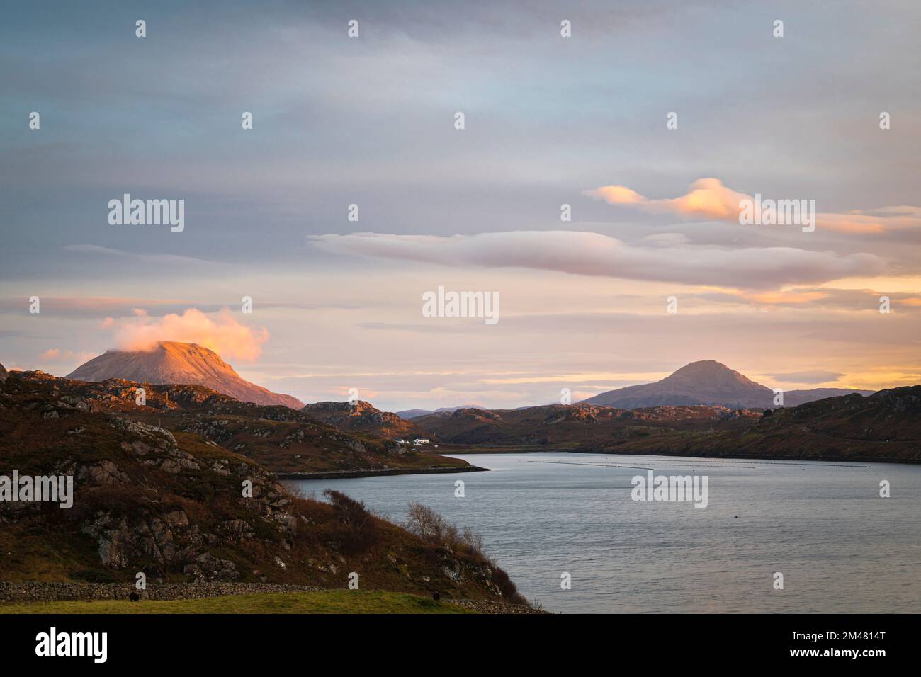 Une image HDR de paysage automnal d'Arkle, Ben Stack et Loch Inchard au crépuscule, Sutherland, Écosse. 29 octobre 2022 Banque D'Images