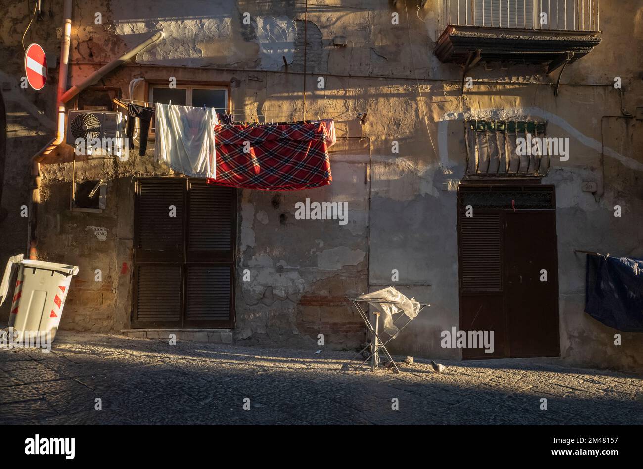 Naples- Italie, mars 2022. Vue pittoresque sur une rue typique dans un quartier espagnol avec des murs colorés et des vêtements secs au soleil Banque D'Images