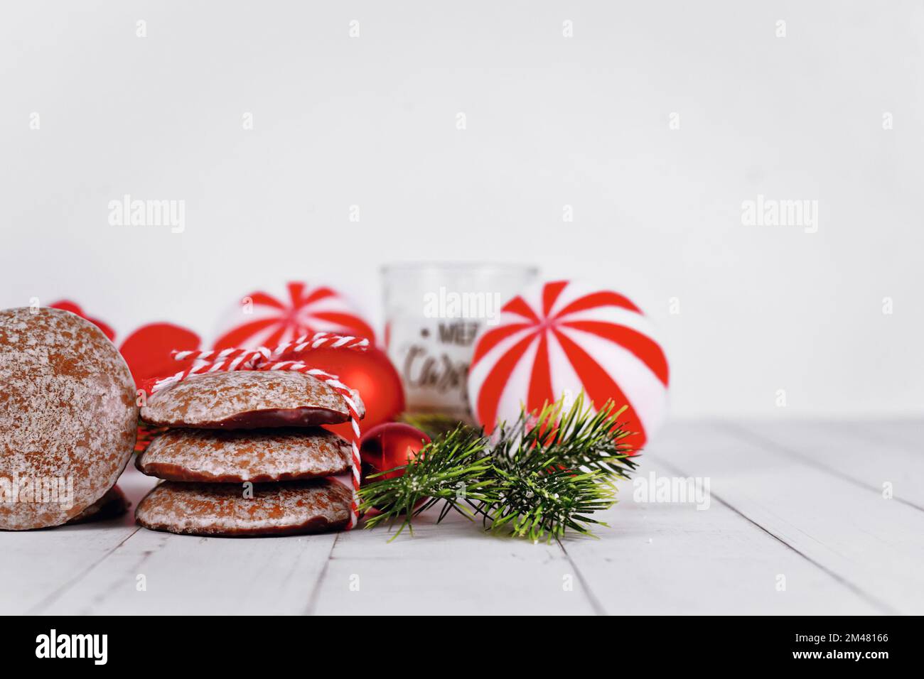 Une pile de biscuits de Noël traditionnels allemands ronds glacés à pain d'épice appelée « Lebkuchen » Banque D'Images