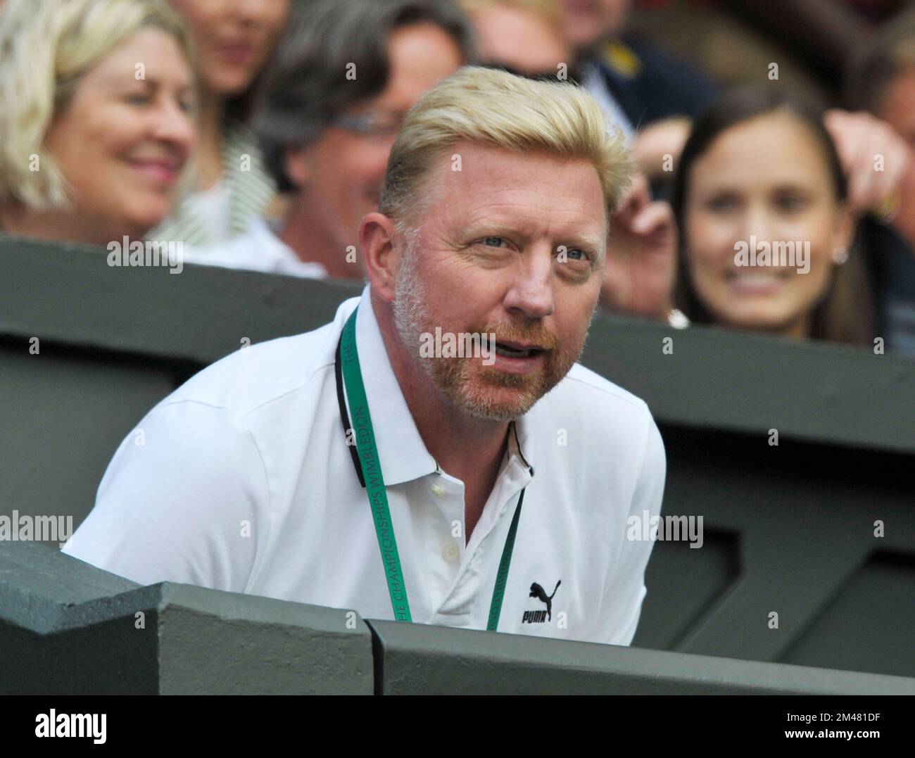 27 juin 2014, Wimbledon, Londres. Boris Becker entraîneur de Novak Djokovic prend son siège avant le match des célibataires de Novak Djokovic contre Gilles Simon pour hommes. Banque D'Images