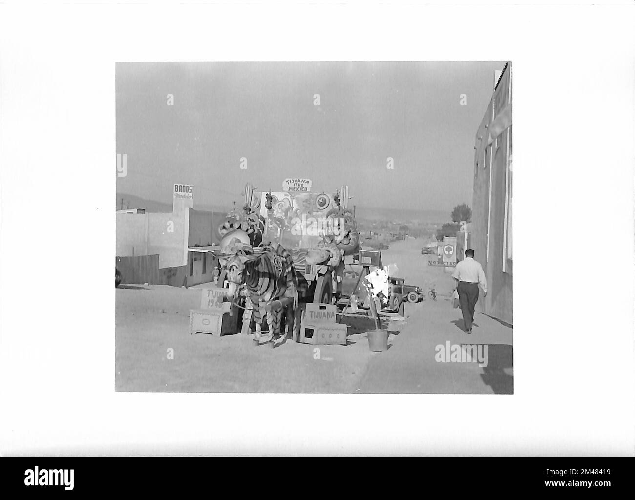 Scène de rue à Tia Juana, Mexique. Légende originale: Photos de T. W. Kines, 27 août 1948. État: Mexique. Banque D'Images