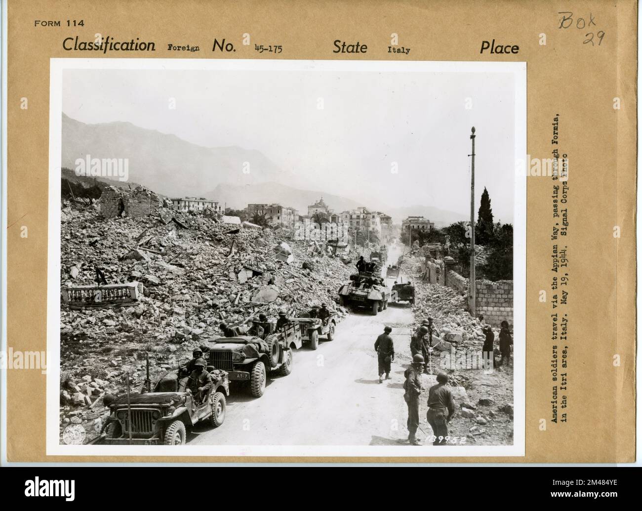 Les soldats américains se trouvent sur la voie Appienne. Légende originale : les soldats américains voyagent par la voie Appienne, en passant par Formia, dans la région d'Itri, en Italie. 19 mai 1944. Photo du corps de signal. État: Italie. Banque D'Images