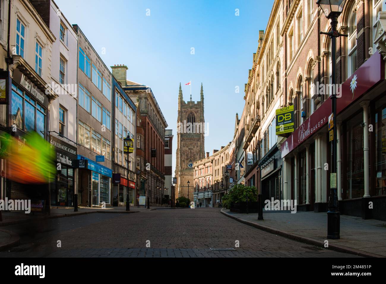 Cathédrale de Derby et rue de fer avec ciel bleu, derby, angleterre, royaume-uni Banque D'Images