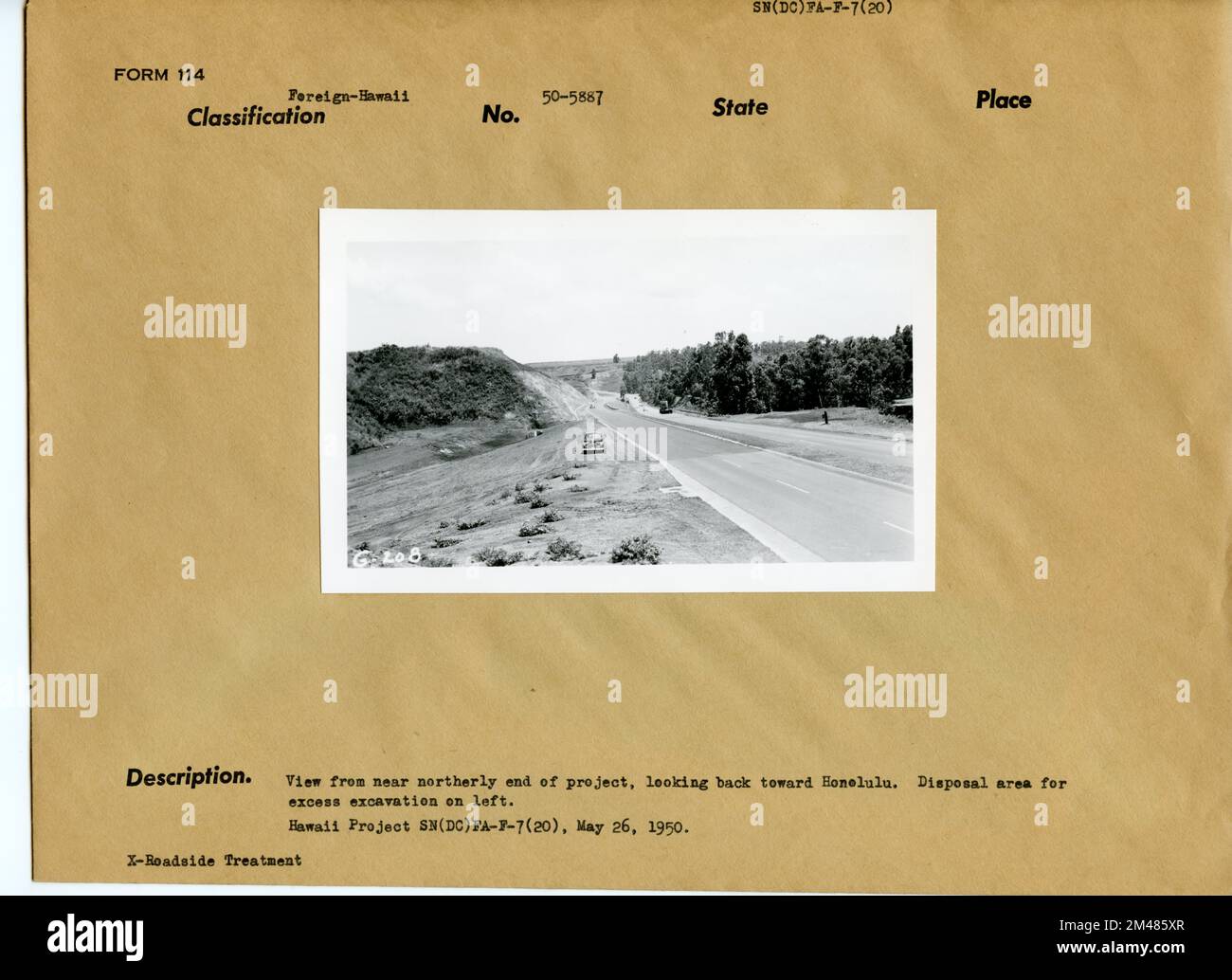 Hawaii N° de projet SN(DC)FA-F-7(20). Légende originale : vue de la fin du projet vers le nord, en direction d'Honolulu. Zone d'élimination pour excavation excessive à gauche. Hawaii N° de projet SN(DC)FA-F-7(20), 26 mai 1950. État: Hawaï. Banque D'Images