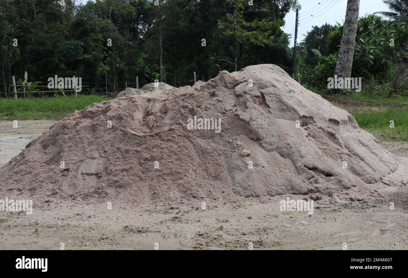 Un grand tas de sable fin blanc tamisé, ce sable empilé pour une utilisation dans la construction Banque D'Images