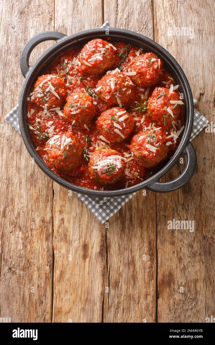 Meatball dans une sauce tomate dans une poêle sur fond de bois. Vue verticale du dessus Banque D'Images
