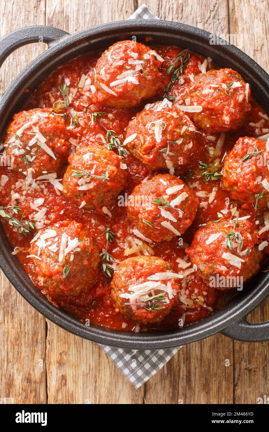 Polpette al Sugo boulettes de viande italiennes juteuses dans une riche sauce tomate, à proximité de la poêle sur la table en bois. Vue verticale du dessus Banque D'Images