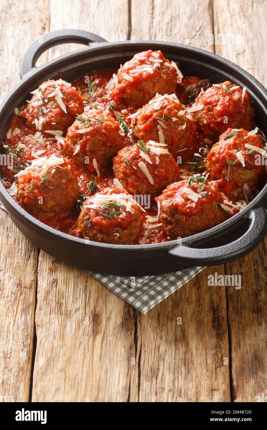 Polpette al Sugo boulettes de viande italiennes juteuses dans une riche sauce tomate, à proximité de la poêle sur la table en bois. Verticale Banque D'Images