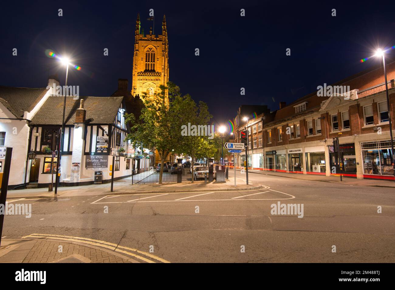 Vue en soirée vers le pub dauphin et la cathédrale de derby. Angleterre, Royaume-Uni Banque D'Images