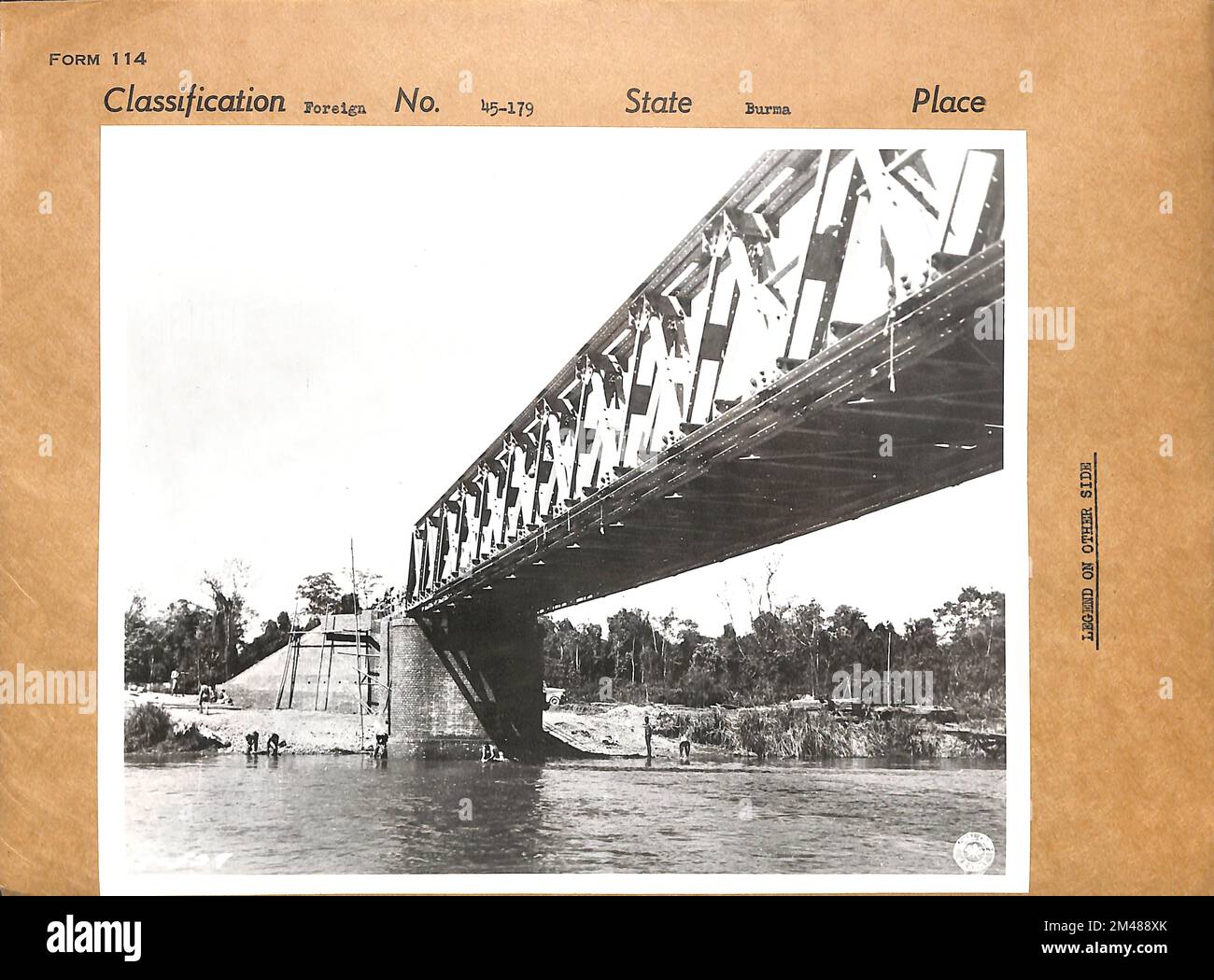 Ledo Road, Nouvelle route d'approvisionnement vers la Chine. Légende originale : les troupes des forces de service de l'armée des États-Unis étendent leurs lignes d'approvisionnement pied à pied depuis Assam, dans l'est de l'Inde, de l'autre côté de la frontière nord de la Birmanie, vers le cœur de la Chine, temporairement dans l'emprise des Japonais. Cette extension est appelée Ledo Road. Dans certains endroits, les ingénieurs de l'armée de terre des États-Unis ont sablé la route hors des collines. Dans d'autres, ils ont coupé et piraté une autoroute à travers la jungle verte luxuriante, reliant des rivières, des ruisseaux et des chasss. Les hommes qui construisent la route de Ledo ont commencé à partir de zéro, travaillant à partir de cartes de 21 ans Banque D'Images