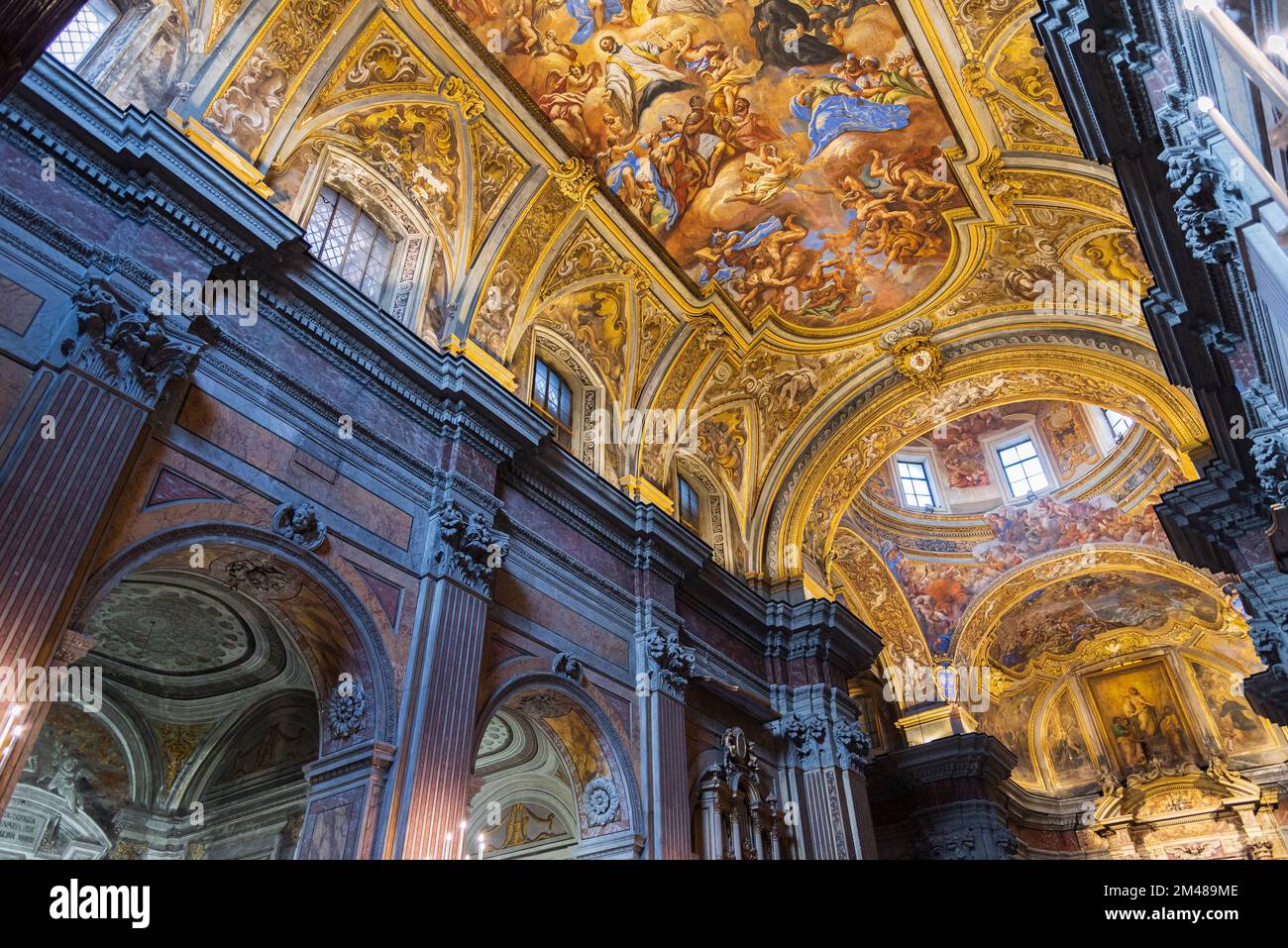 L'église de San Ferdinando est une église monumentale de Naples située dans le centre historique de la ville, sur la Piazza Trieste e Trento. Banque D'Images