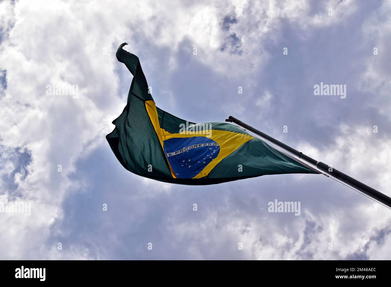 Drapeau brésilien et ciel nuageux Banque D'Images