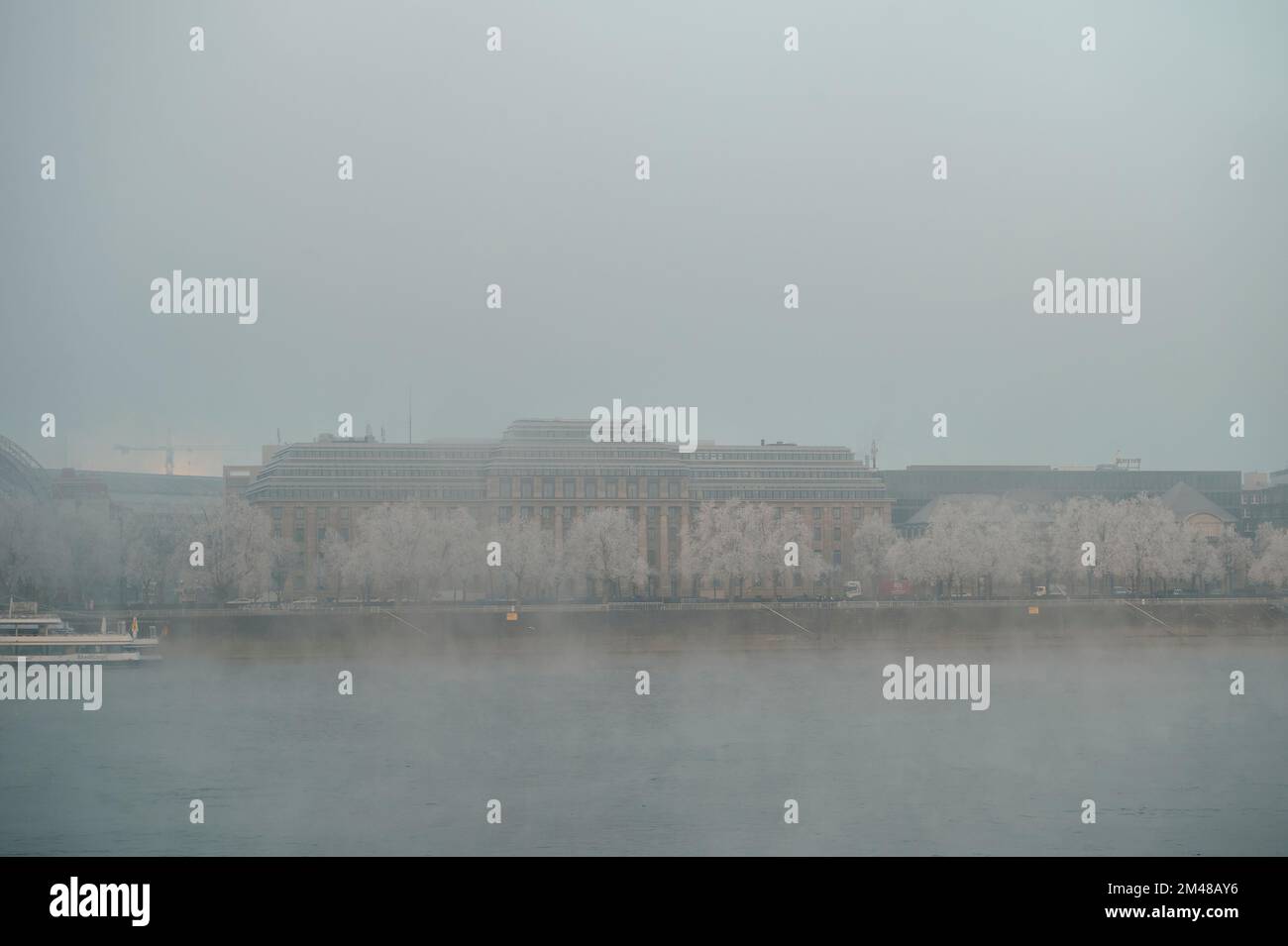 Cologne, Allemagne - 16 décembre 2022: Gelé et brouillard. En ville. Banque D'Images