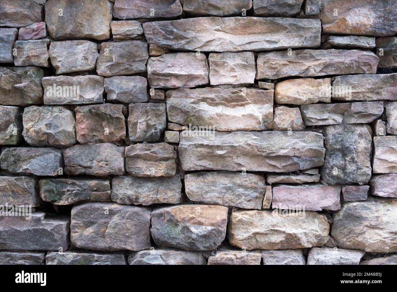 Séchez le mur en pierre empilé dans une grande condensation. Banque D'Images
