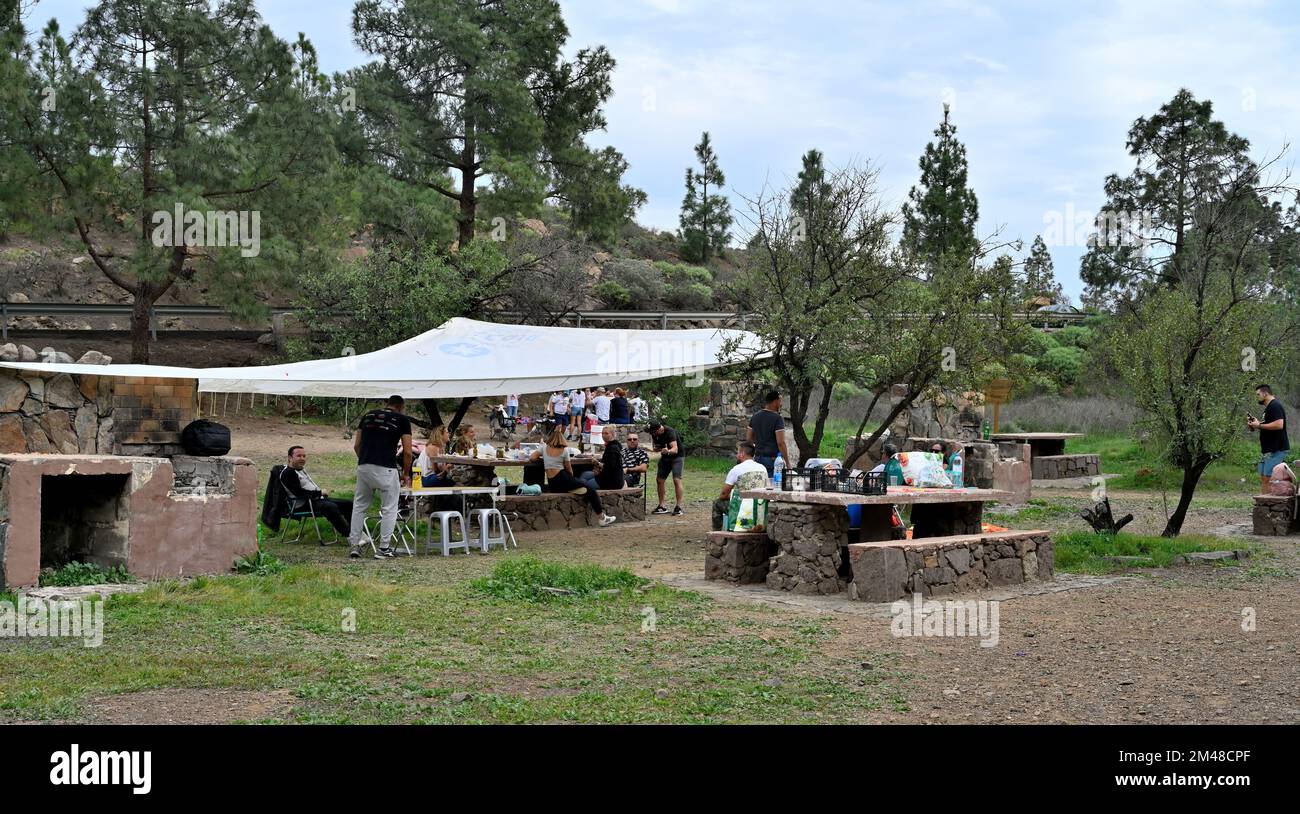 Familles dans l'aire de pique-nique publique avec barbecues, sentiers de randonnée à proximité dans la vallée de San Bartolomé de Tirajana près du village de Fataga, Gran Canaria Banque D'Images