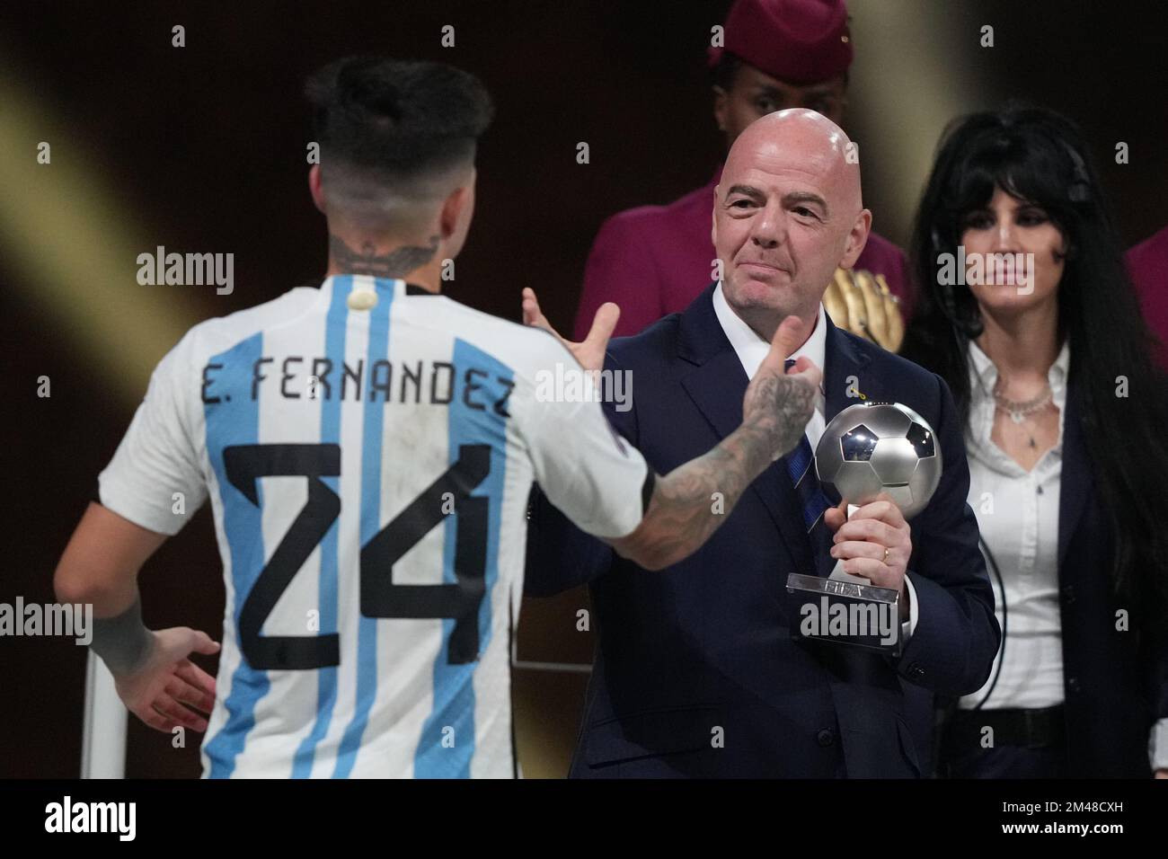 LUSAIL, QATAR - DÉCEMBRE 18 : le joueur de l'Argentine Enzo Fernández a reçu le Prix du Jeune joueur de la coupe du monde 2022 du Président de la FIFA Gianni Infantino après le match final de la coupe du monde de la FIFA Qatar 2022 entre l'Argentine et la France au stade Lusail sur 18 décembre 2022 à Lusail, Qatar. (Photo de Florencia Tan Jun/PxImages) Banque D'Images