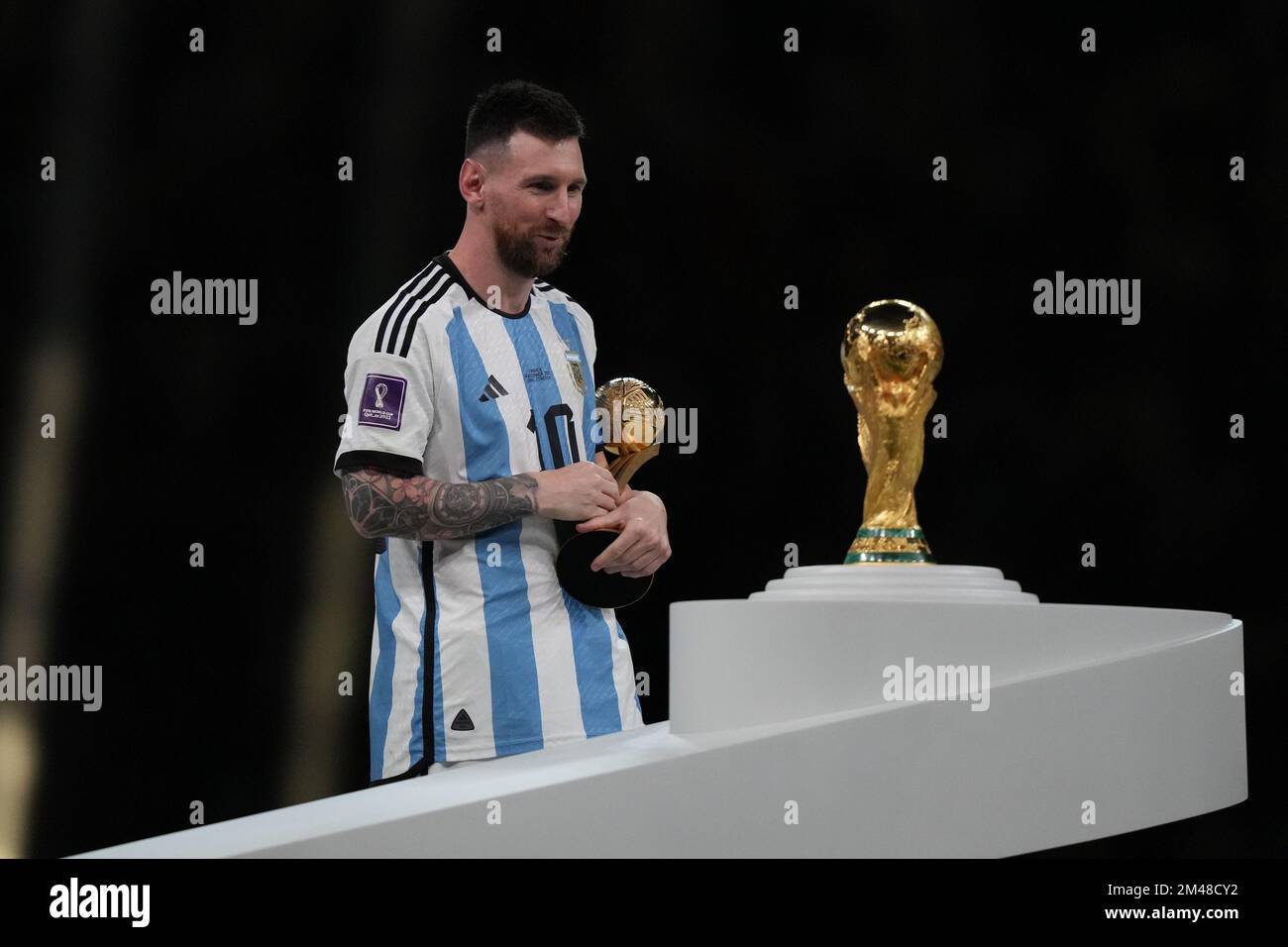 LUSAIL, QATAR - DÉCEMBRE 18 : le joueur de l'Argentine Lionel Messi reçoit le prix du ballon d'or de la coupe du monde 2022 après le match final de la coupe du monde de la FIFA, Qatar 2022 entre l'Argentine et la France au stade Lusail sur 18 décembre 2022 à Lusail, Qatar. (Photo de Florencia Tan Jun/PxImages) Banque D'Images