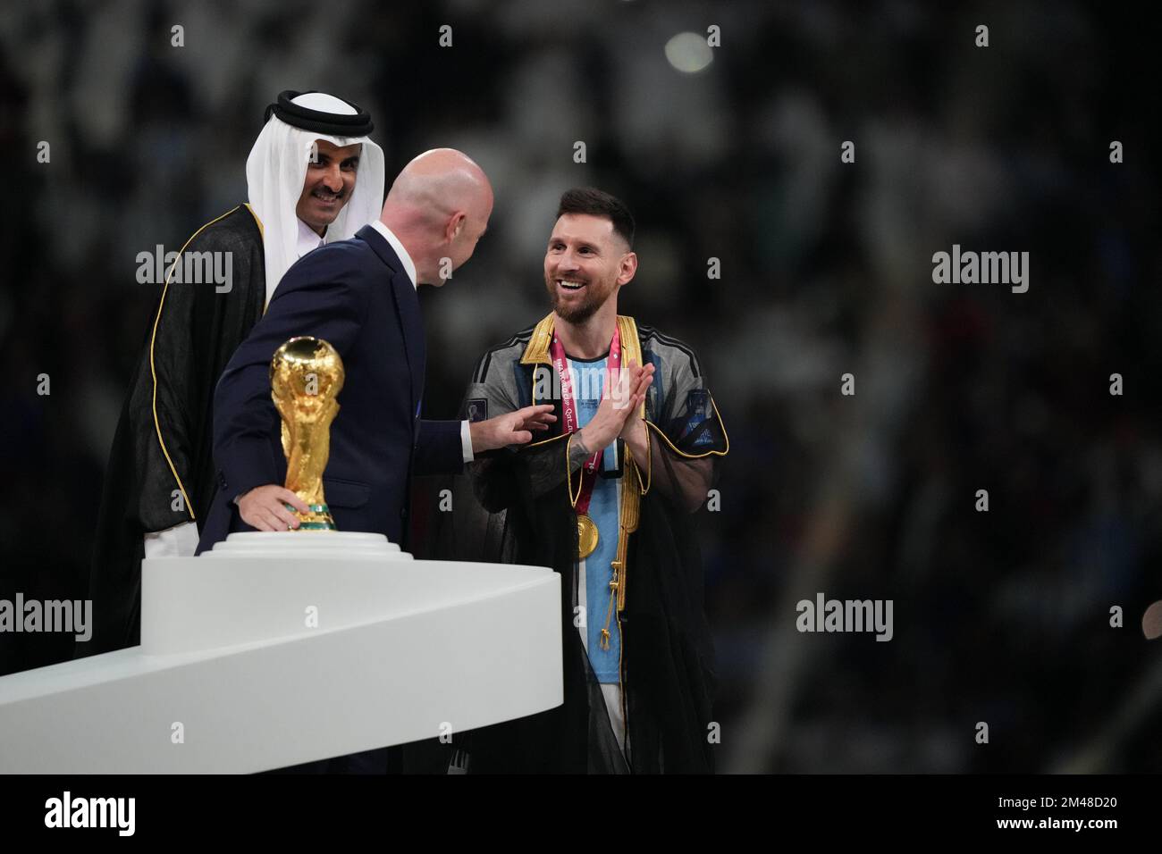 LUSAIL, QATAR - DÉCEMBRE 18 : le président de la FIFA Gianni Infantino sort au joueur de l'Argentine Lionel Messi le trophée de la coupe du monde de la FIFA après la victoire sur la France dans le match final de la coupe du monde de la FIFA entre l'Argentine et la France au stade Lusail sur 18 décembre 2022 à Lusail, Qatar. (Photo de Florencia Tan Jun/PxImages) Banque D'Images