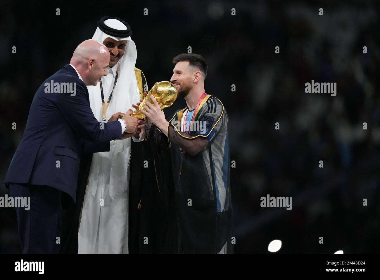 LUSAIL, QATAR - DÉCEMBRE 18 : le président de la FIFA Gianni Infantino sort au joueur de l'Argentine Lionel Messi le trophée de la coupe du monde de la FIFA après la victoire sur la France dans le match final de la coupe du monde de la FIFA entre l'Argentine et la France au stade Lusail sur 18 décembre 2022 à Lusail, Qatar. (Photo de Florencia Tan Jun/PxImages) Banque D'Images