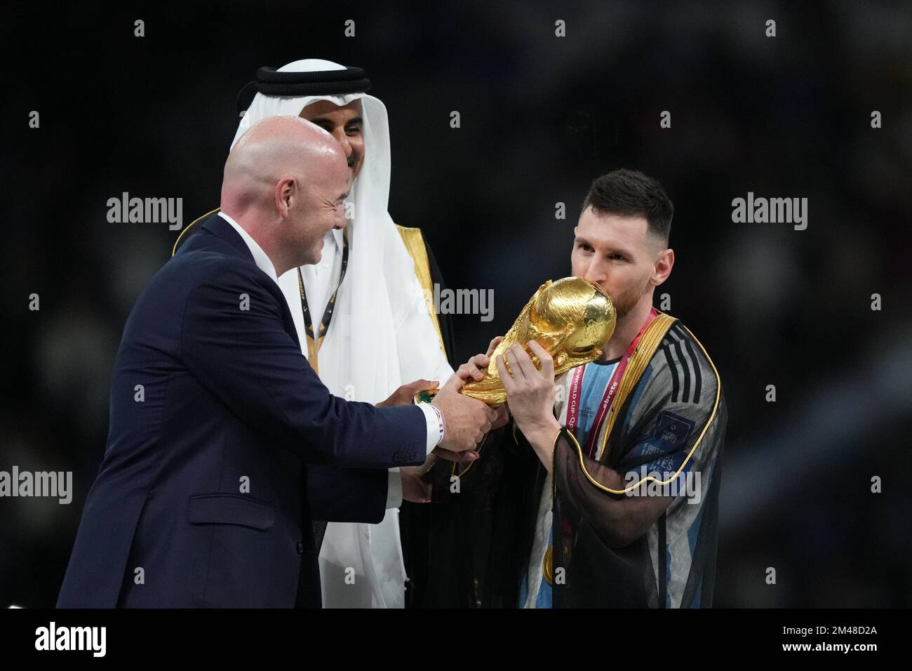 LUSAIL, QATAR - DÉCEMBRE 18 : le président de la FIFA Gianni Infantino sort au joueur de l'Argentine Lionel Messi le trophée de la coupe du monde de la FIFA après la victoire sur la France dans le match final de la coupe du monde de la FIFA entre l'Argentine et la France au stade Lusail sur 18 décembre 2022 à Lusail, Qatar. (Photo de Florencia Tan Jun/PxImages) Banque D'Images