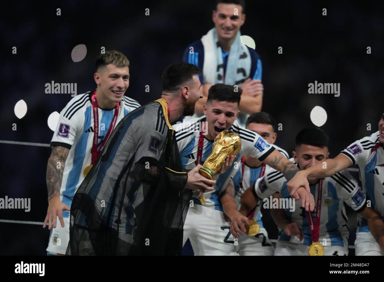 LUSAIL, QATAR - DÉCEMBRE 18 : le joueur de l'Argentine Lionel Messi célèbre le trophée de la coupe du monde de la FIFA après la victoire sur la France lors du match final de la coupe du monde de la FIFA entre l'Argentine et la France au stade Lusail sur 18 décembre 2022 à Lusail, Qatar. (Photo de Florencia Tan Jun/PxImages) Banque D'Images
