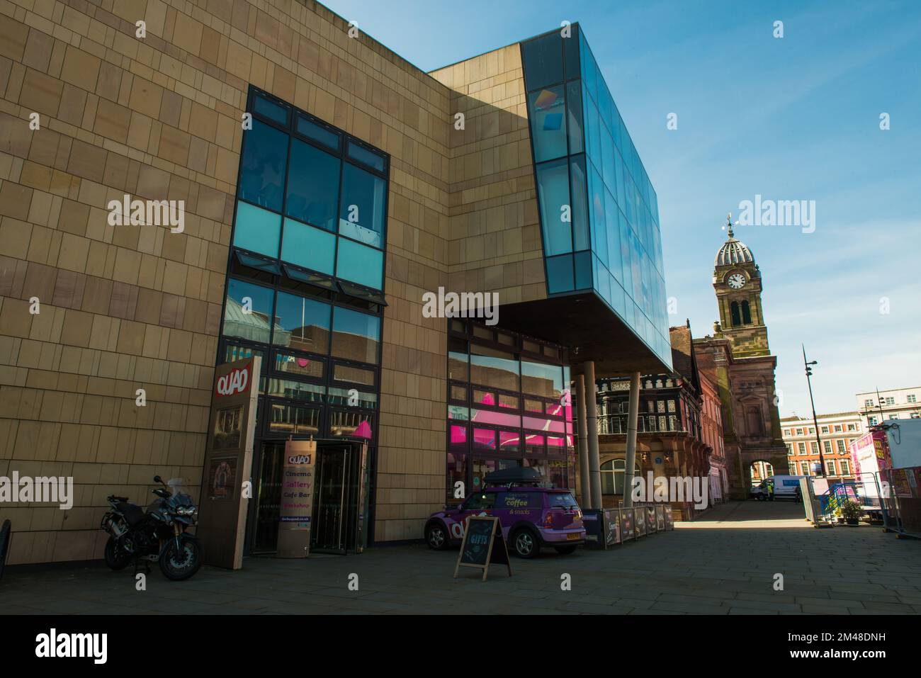 Le Quad Cinema and Art Gallery sur la place du marché à Derby, Royaume-Uni Banque D'Images Le Quad Cinema and Art Gallery sur la place du marché à Derby, Royaume-Uni Banque D'Images