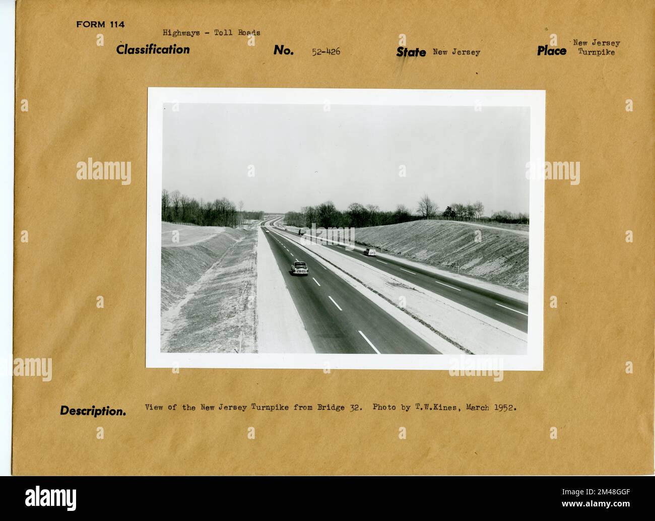 Vue sur l'autoroute à péage du New Jersey depuis le pont 32. Légende originale : vue sur l'autoroute à péage du New Jersey depuis le pont 32. Photo de T. W. Kines, mars 1952. État: New Jersey. Lieu: New Jersey Turnpike. Banque D'Images