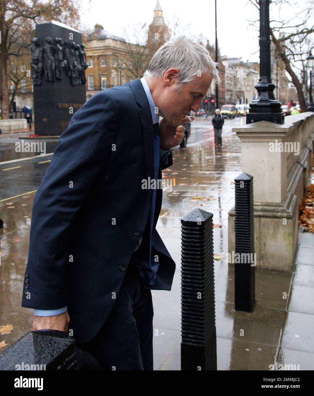 Londres, Royaume-Uni. 19th décembre 2022. Zac Goldsmith, ministre d'État aux Territoires d'outre-mer, Commonwealth, énergie, climat et environnement, arrive au bureau du Cabinet pour fumer une cigarette. Réunion DE COBRA au Cabinet Office. Les ministres conservateurs se réunissent pour discuter des grèves de la santé ferroviaire et de l'ambulance. Ils sont sous pression pour résoudre la situation. Crédit : Mark Thomas/Alay Live News Banque D'Images