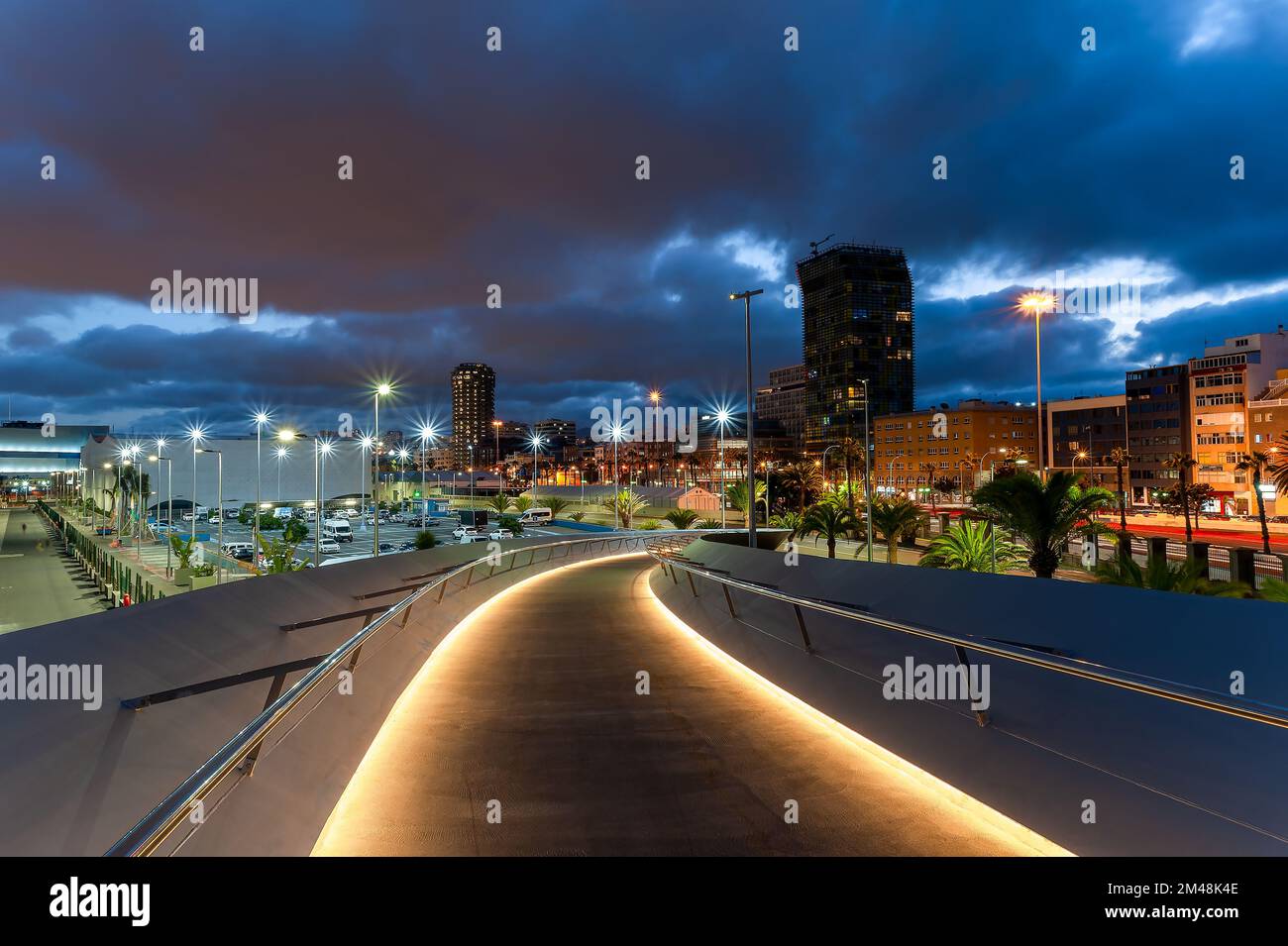 Horizon de la capitale de Las Palmas, vue sur l'architecture de la ville illuminée la nuit sur l'île de Gran Canaria en Espagne Banque D'Images