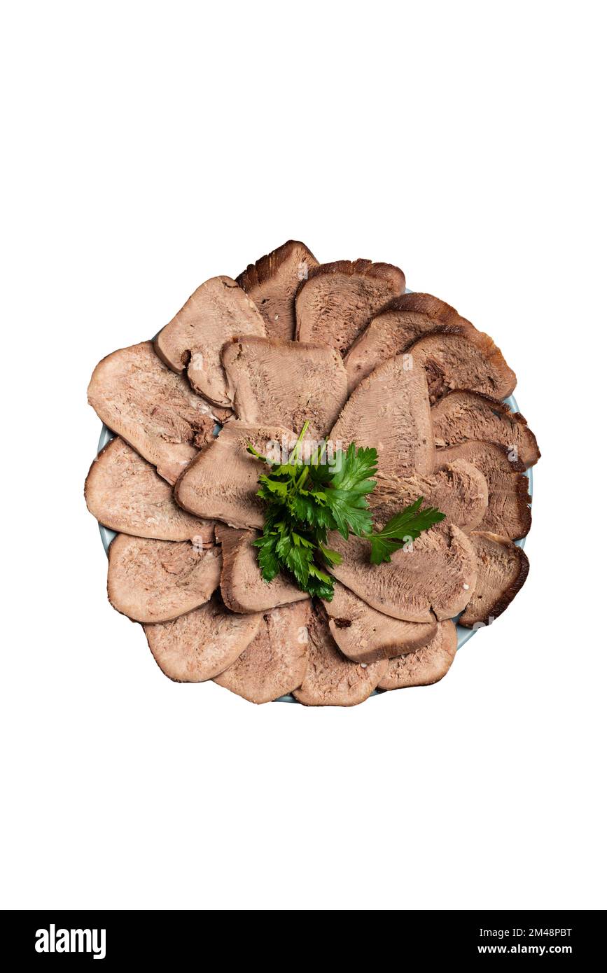 La langue de bœuf bouillie avec des légumes verts et de la moutarde sur une assiette. Vue de dessus arrière-plan isolé Banque D'Images