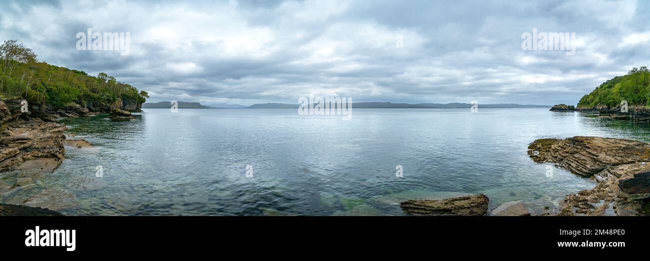 Vue panoramique sur le Loch Slapin par un jour calme, encore, gris, pris de Glasnakille près d'Elgol, île de Skye, Écosse, Royaume-Uni Banque D'Images