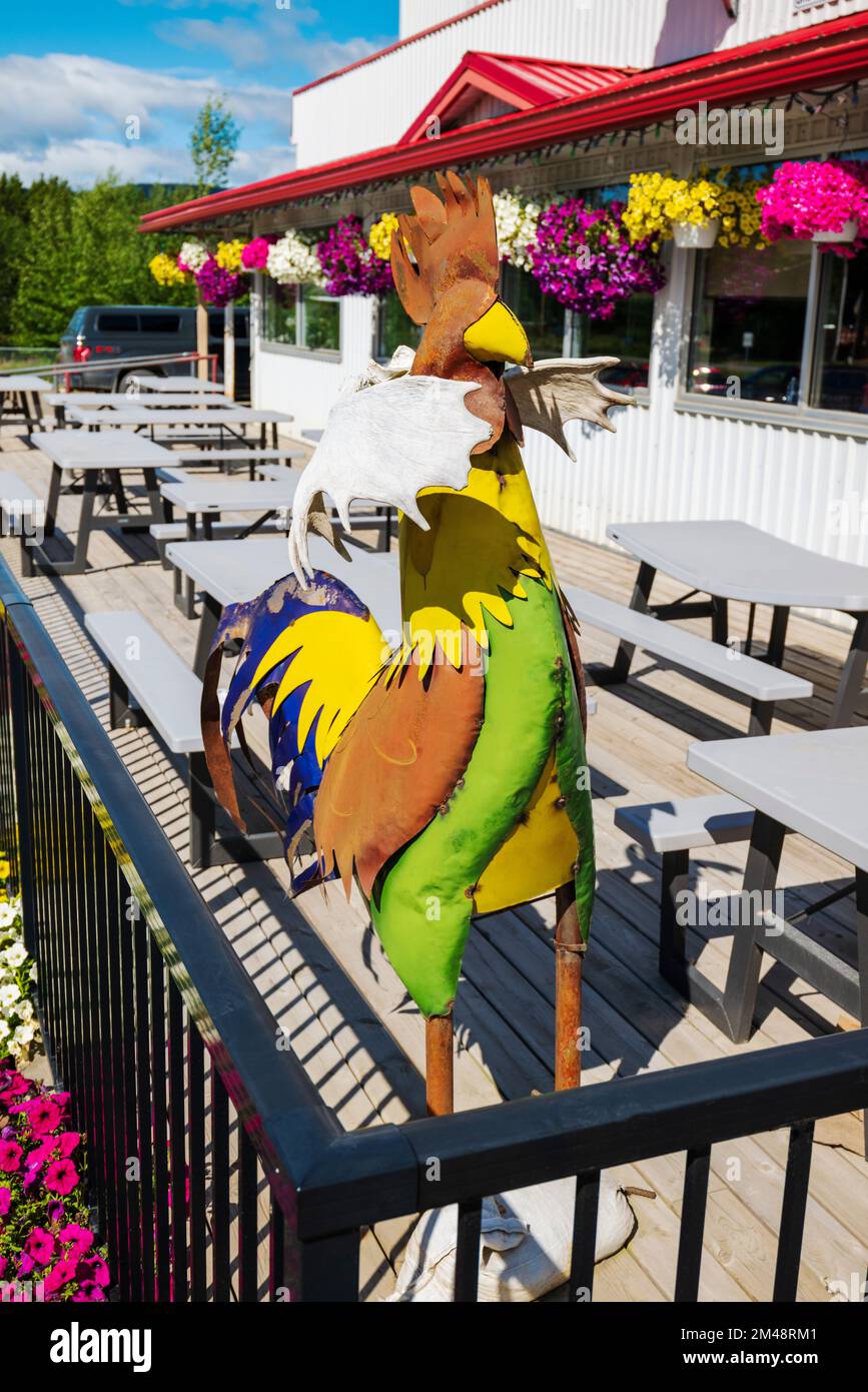 Sculpture de coq coloré; The Tin Rooster Deli & Bistro; Dease Lake; Colombie-Britannique; Canada Banque D'Images