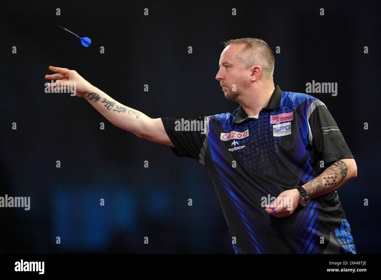 L'Angleterre Ritchie Edhouse en action contre le canadien David Cameron pendant le cinquième jour du Championnat du monde des fléchettes de Cazoo à Alexandra Palace, Londres. Date de la photo: Lundi 19 décembre 2022. Banque D'Images