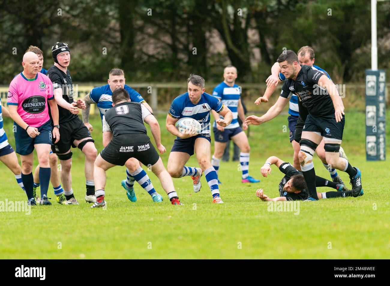 Le joueur de Howe de Fife s'attaque aux bâtons lors du match de rugby de Berwick contre le match de rugby de Howe de Fife pour les hommes Banque D'Images