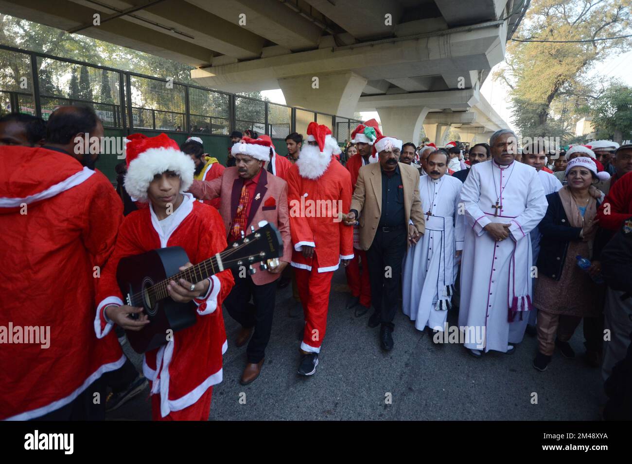 Peshawar, Pakistan. 18th décembre 2022. Les membres de la minorité chrétienne du Pakistan vêtus de Santa Clause participent à un rassemblement avant Noël dans une rue de Peshawar. Le Pakistan est un pays musulman à majorité sunnite avec quatre millions de chrétiens sur une population totale d'environ 200 millions d'habitants. (Photo de Hussain Ali/Pacific Press/Sipa USA) crédit: SIPA USA/Alay Live News Banque D'Images