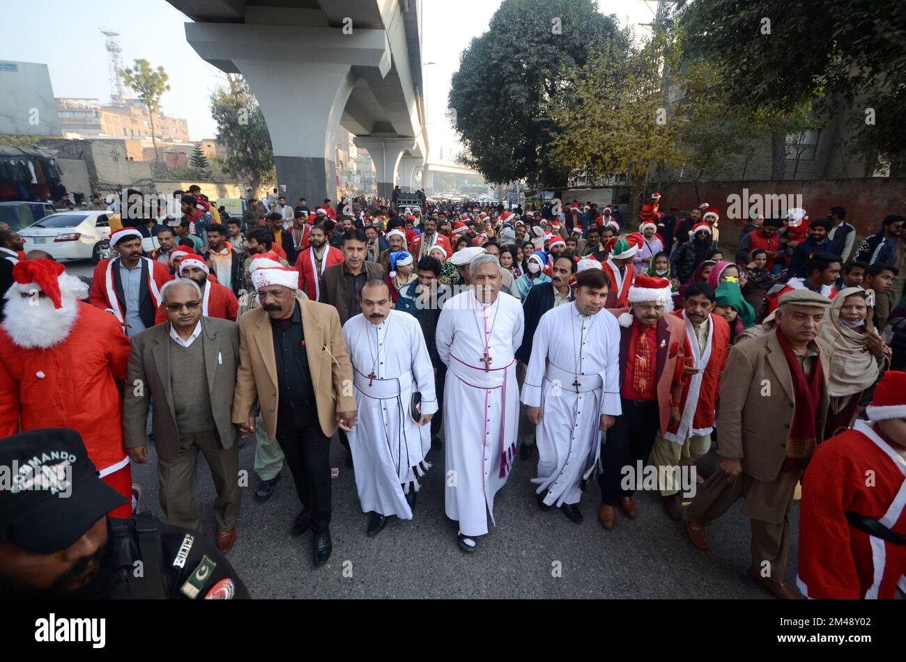 Peshawar, Pakistan. 18th décembre 2022. Les membres de la minorité chrétienne du Pakistan vêtus de Santa Clause participent à un rassemblement avant Noël dans une rue de Peshawar. Le Pakistan est un pays musulman à majorité sunnite avec quatre millions de chrétiens sur une population totale d'environ 200 millions d'habitants. (Photo de Hussain Ali/Pacific Press/Sipa USA) crédit: SIPA USA/Alay Live News Banque D'Images