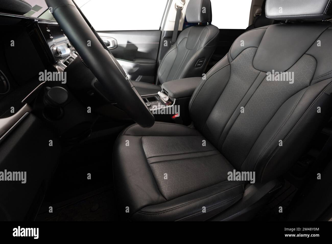 Avant cuir de voiture noir sièges propres vue latérale dans l'intérieur de voiture moderne Banque D'Images