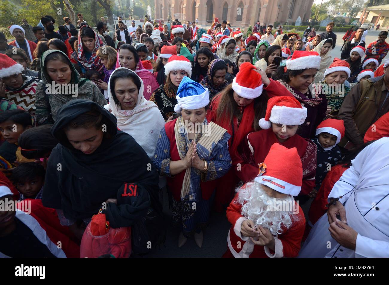 Peshawar, Pakistan. 18th décembre 2022. Les membres de la minorité chrétienne du Pakistan vêtus de Santa Clause participent à un rassemblement avant Noël dans une rue de Peshawar. Le Pakistan est un pays musulman à majorité sunnite avec quatre millions de chrétiens sur une population totale d'environ 200 millions d'habitants. (Photo de Hussain Ali/Pacific Press/Sipa USA) crédit: SIPA USA/Alay Live News Banque D'Images