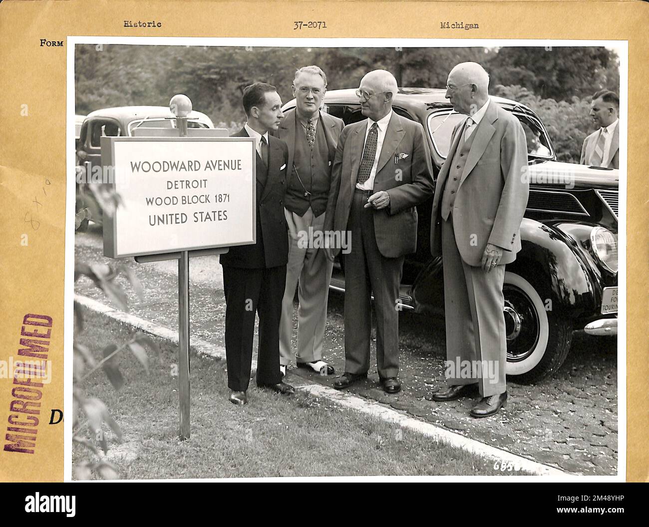 Avenue Woodward, Detroit, bloc de bois 1871. Légende originale : pour publication immédiate. Les consuls de pays étrangers et les représentants de l'association Good Roads ont participé récemment à l'inauguration des « routes du monde », une route d'un demi-kilomètre comprenant des reproductions de 18 autoroutes de renommée mondiale, la plus récente caractéristique de la Ford Rotunda, porte d'entrée de l'usine Ford Rouge à Dearborn, Michigan. Dans la photo ci-dessus, Edsel B. Ford, président de Ford Motor Company; Richard Harfst, Directeur général, automobile Club of Michigan; Edward N. Hines, président de la Wayne County Road Commission, largement connu sous le nom de « FAT » Banque D'Images