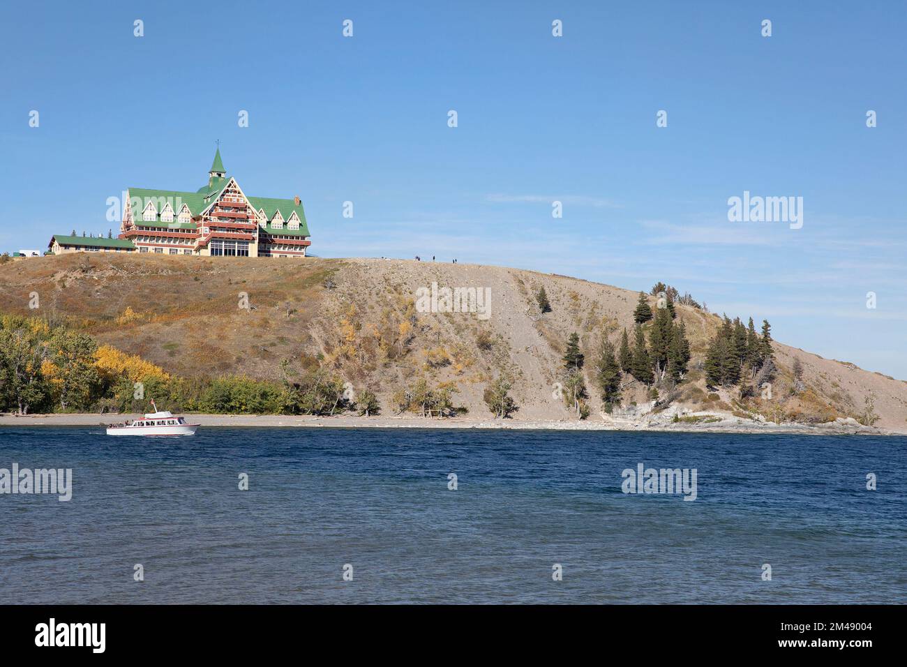 Hôtel Prince of Wales à Upper Waterton Lake en Alberta, Canada. Il a été construit sur une forme glaciaire, une terrasse de kame faite de sable, de gravier et de till. Banque D'Images