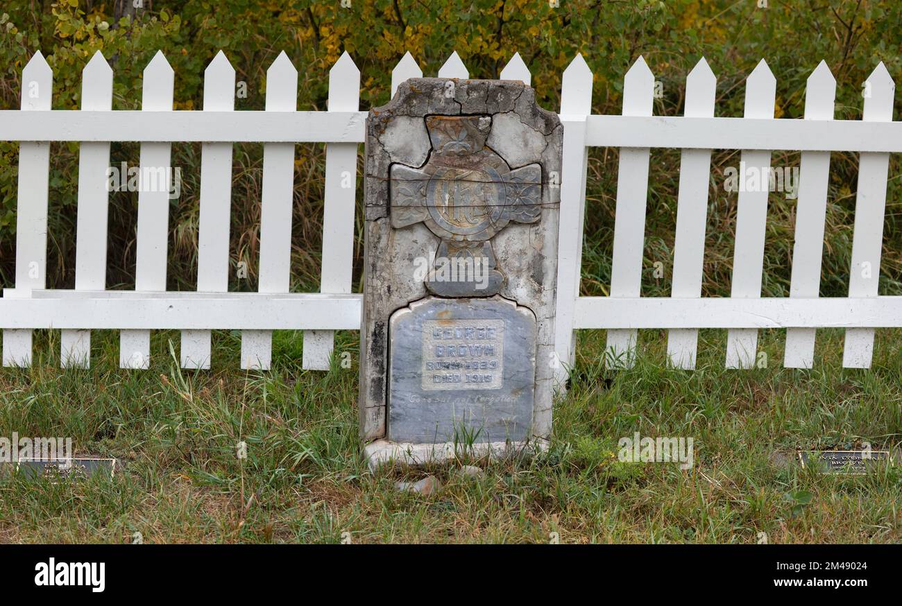 Pierre de tête à la tombe de John George “Kootenai” Brown (1839 - 1916) et de ses épouses Isabella et Olivia Lyonnais dans le parc national des Lacs-Waterton, Canada Banque D'Images