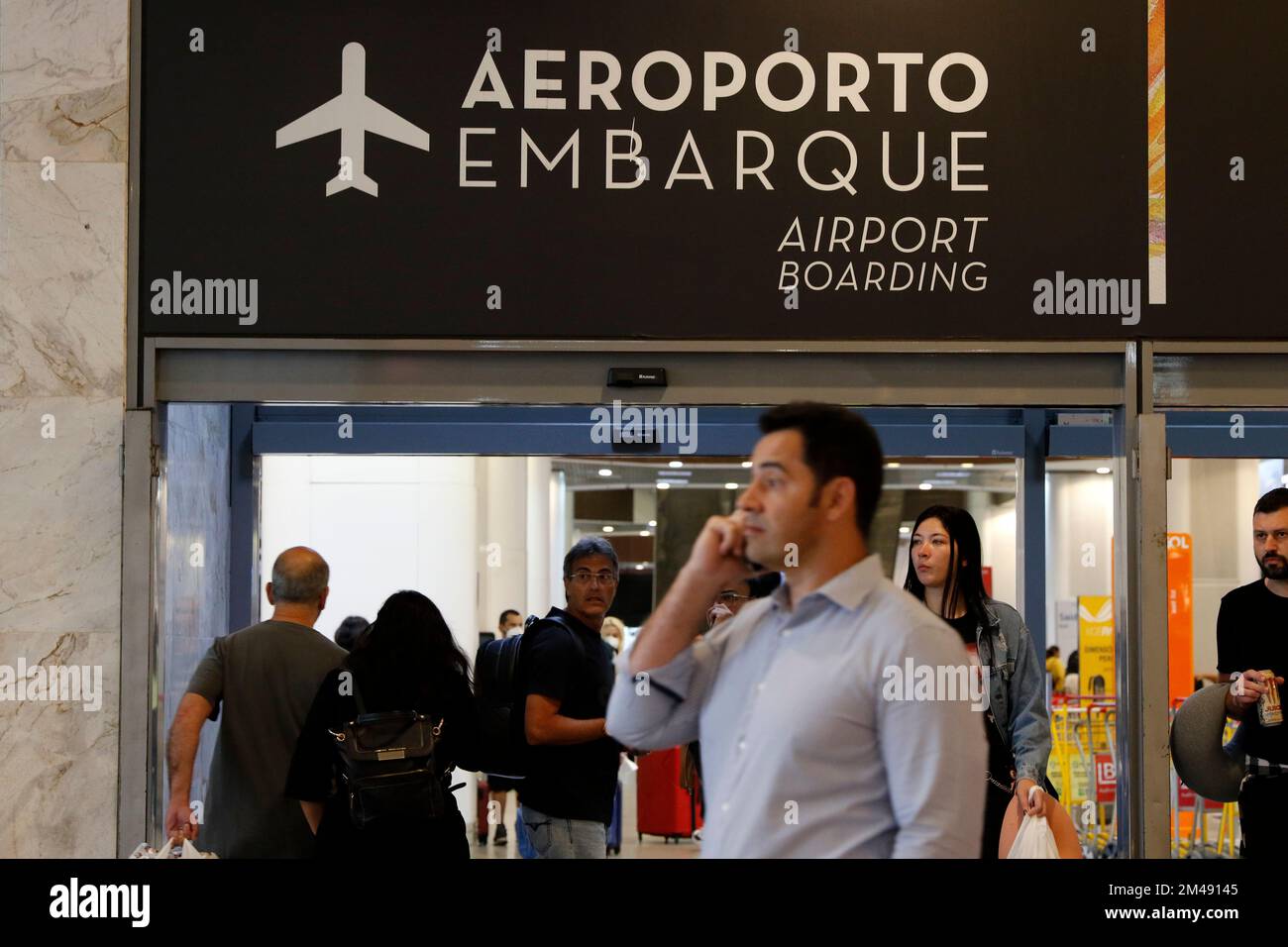 Aéroport Santos Dumont de Rio de Janeiro. Les passagers des compagnies aériennes font la file d'attente au terminal pour les vols d'arrivée et de départ, le comptoir d'enregistrement et le dépôt des bagages Banque D'Images