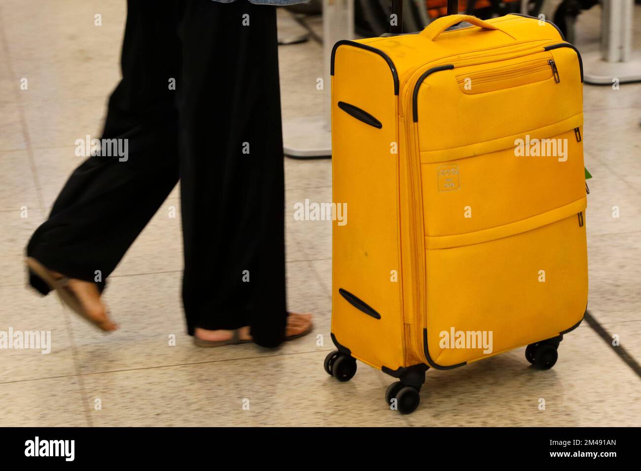 Heavy luggage airport Banque de photographies et d'images à haute  résolution - Alamy