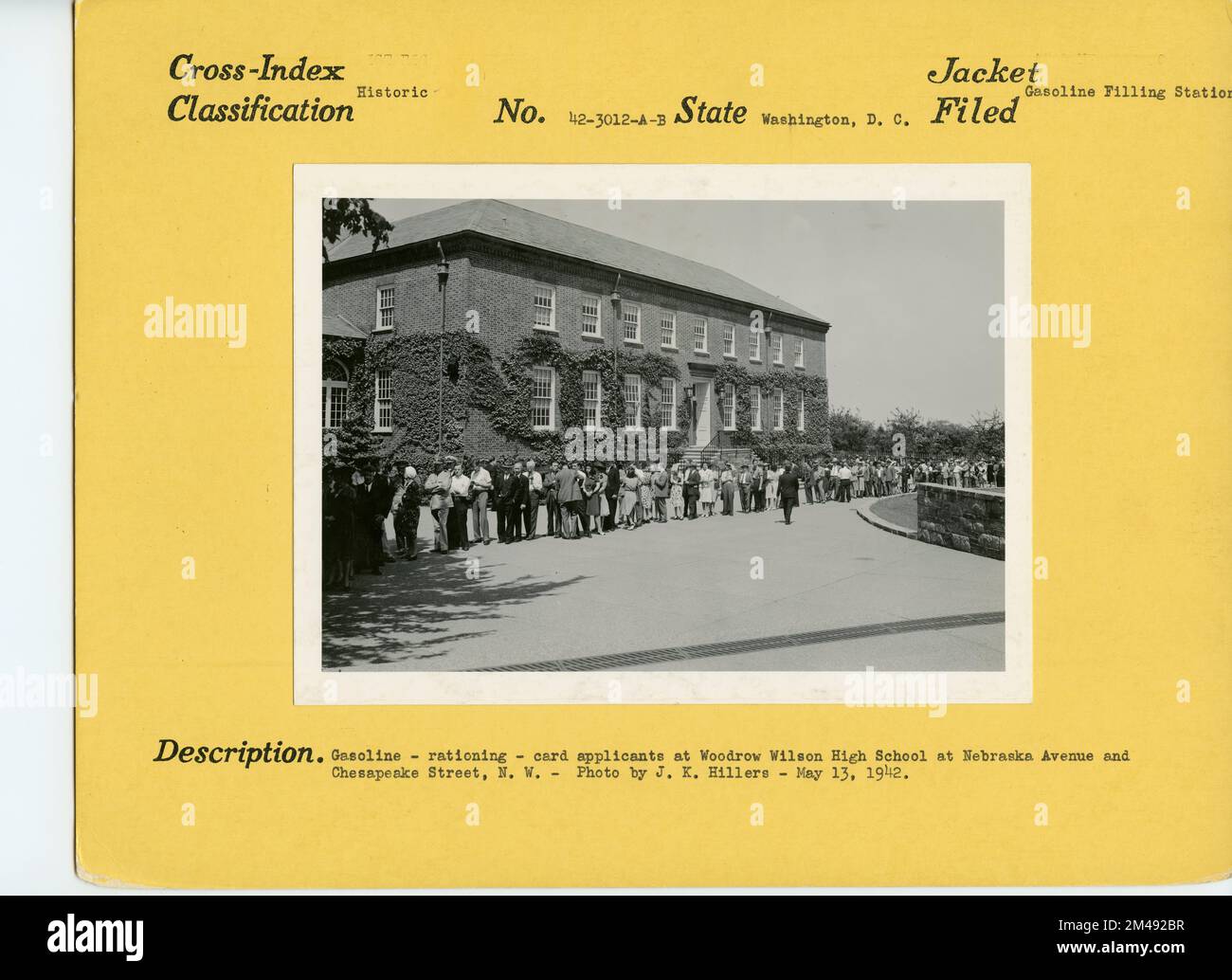Essence - rationnement - demandeurs de cartes à la Woodrow Wilson High School, Nebraska Ave et Chesapeake Street, NW. Légende originale: Rationnement de l'essence--- demandeurs de cartes à l'école secondaire Woodrow Wilson de Nebraska Ave et Chesapeake Street, NW. Prise par J. K. Hillers - 13 mai 1942. État: District de Columbia place: Washington. Banque D'Images