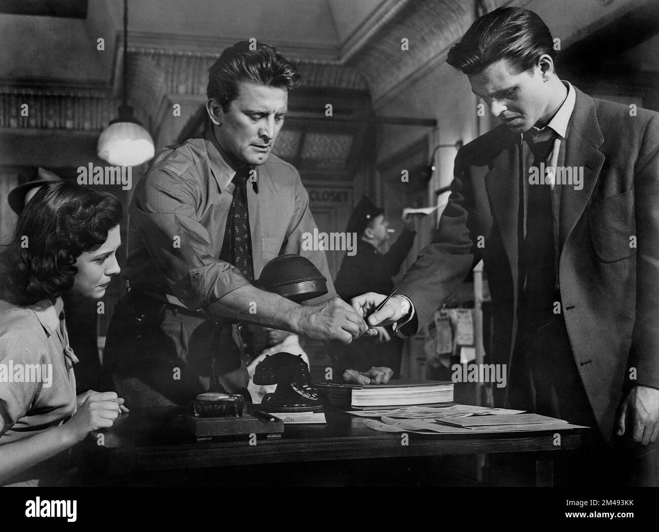 Cathy O'Donnell, Kirk Douglas, Craig Hill, sur le tournage du film, 'Depative Story', Paramount Pictures, 1951 Banque D'Images