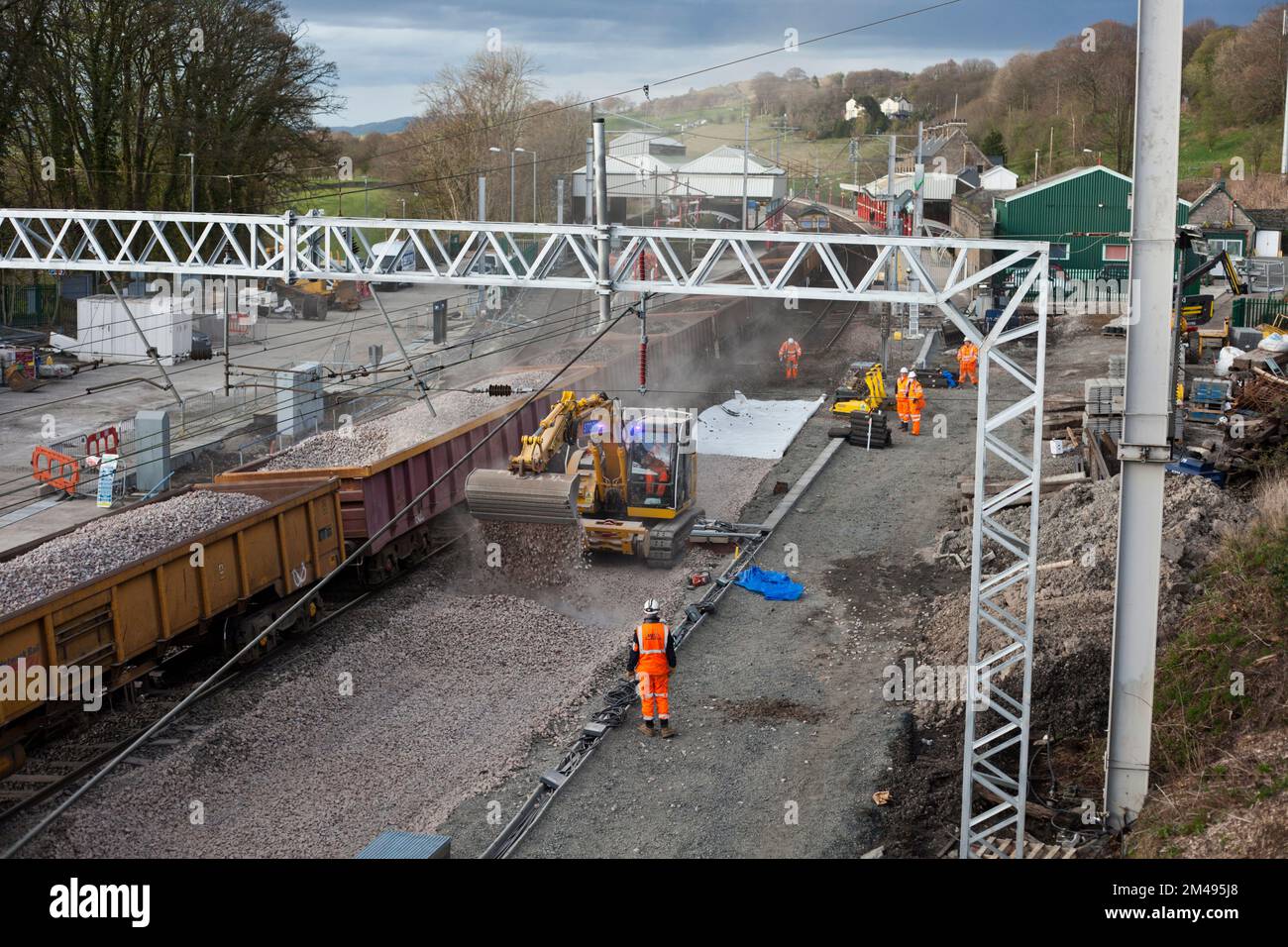 Déchargement du ballast ferroviaire à Oxenholme, Cumbria pour Lester la voie nouvellement posée pendant que les jonctions étaient renouvelées au cours d'un week-end de possession Banque D'Images