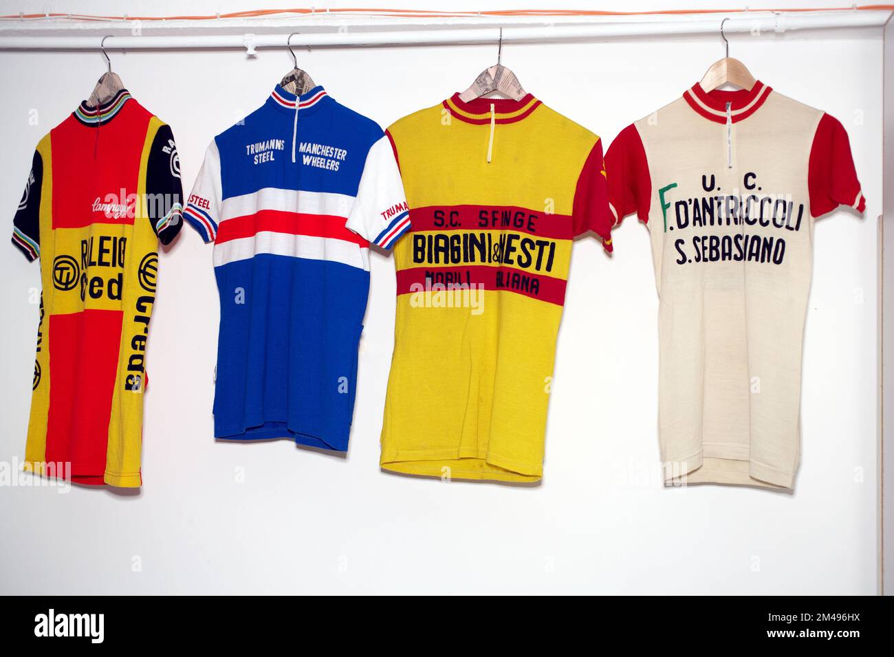 Maillots de cyclisme de différentes équipes de vélo de route professionnelles pending.collection de maillots d'équipe de vélo Banque D'Images